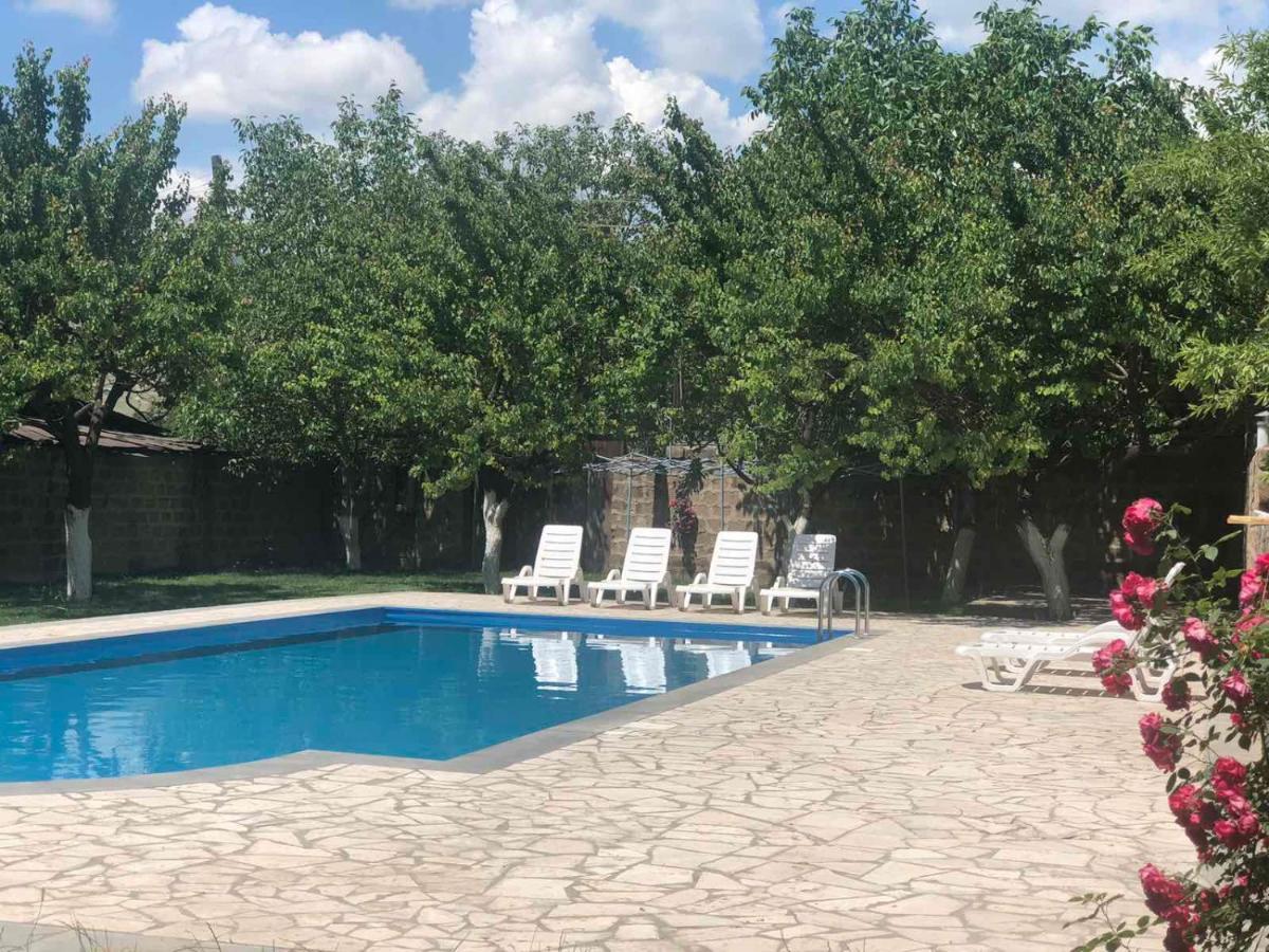 Bed and Breakfast Chez Yvette Garni Exterior foto