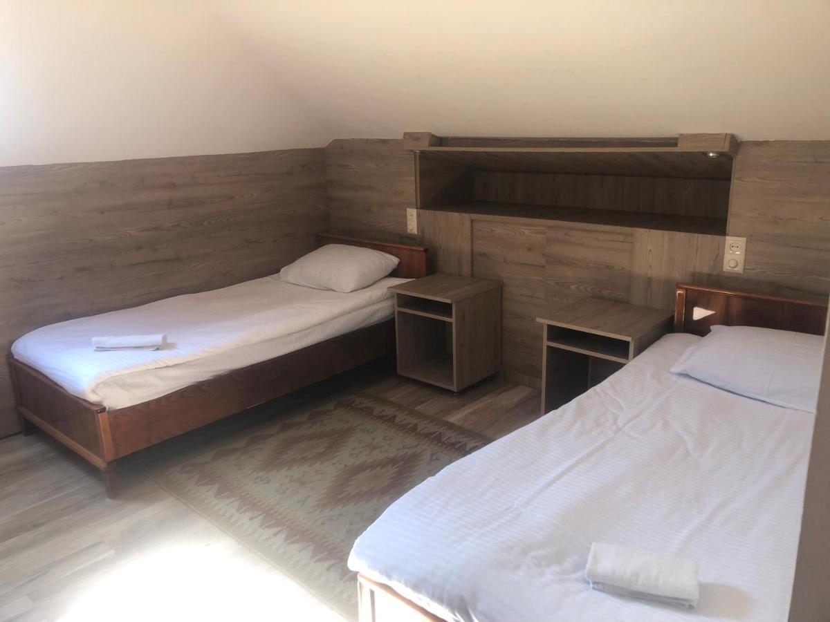 Bed and Breakfast Chez Yvette Garni Exterior foto