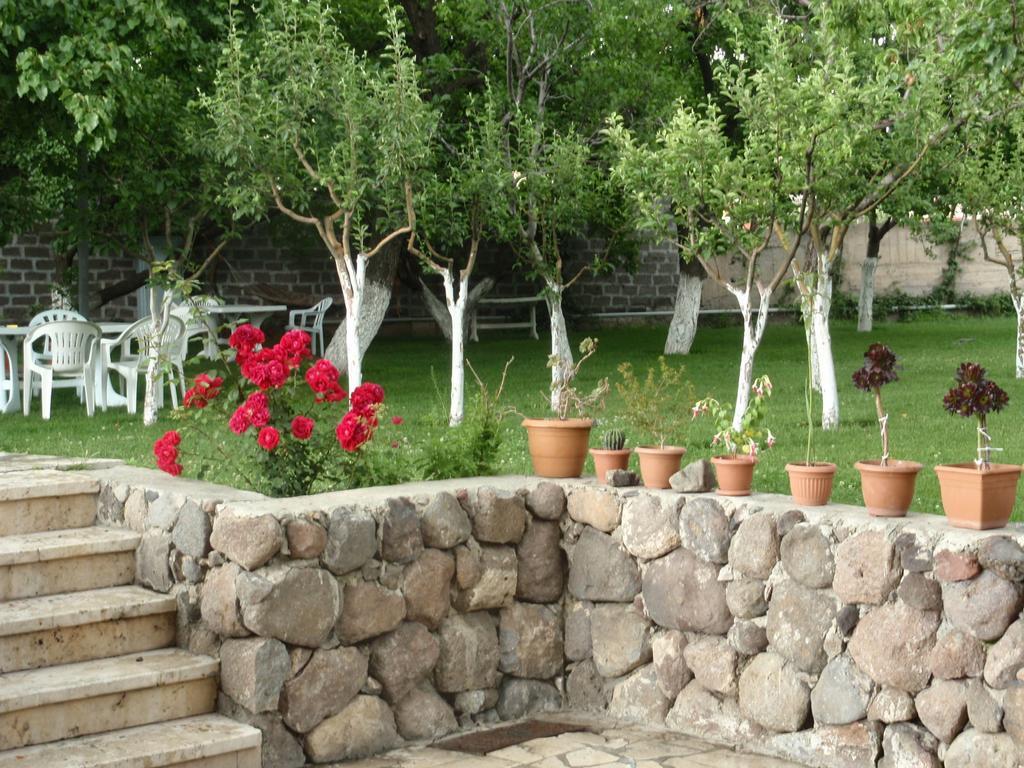 Bed and Breakfast Chez Yvette Garni Exterior foto