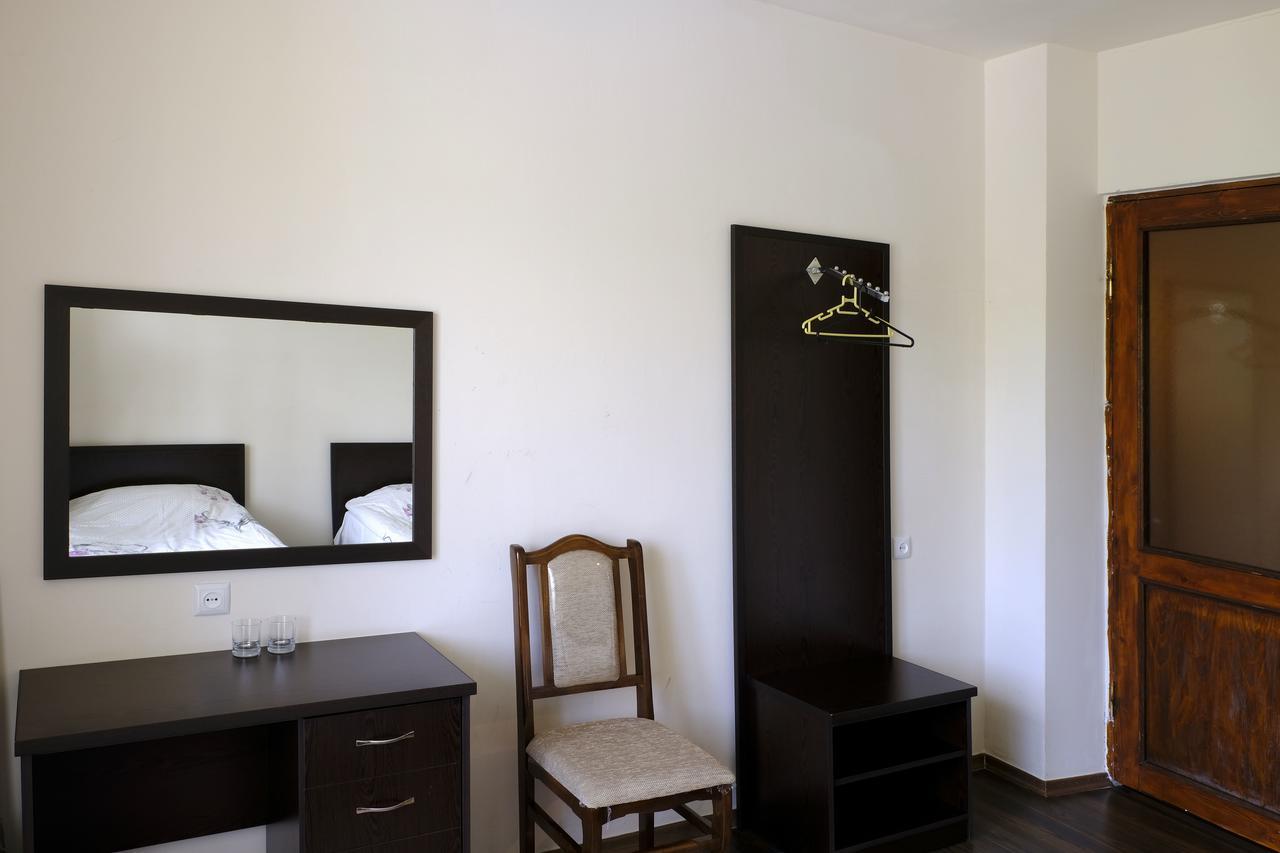 Bed and Breakfast Chez Yvette Garni Exterior foto