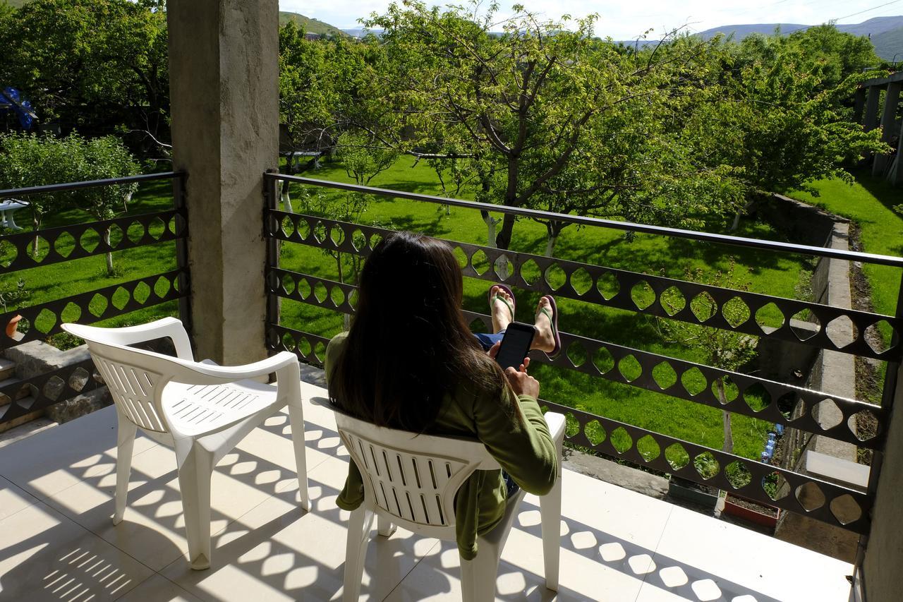 Bed and Breakfast Chez Yvette Garni Exterior foto