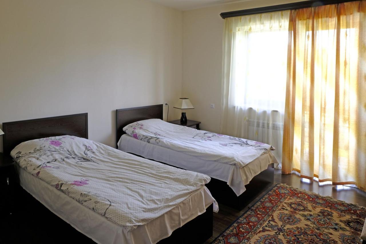 Bed and Breakfast Chez Yvette Garni Exterior foto