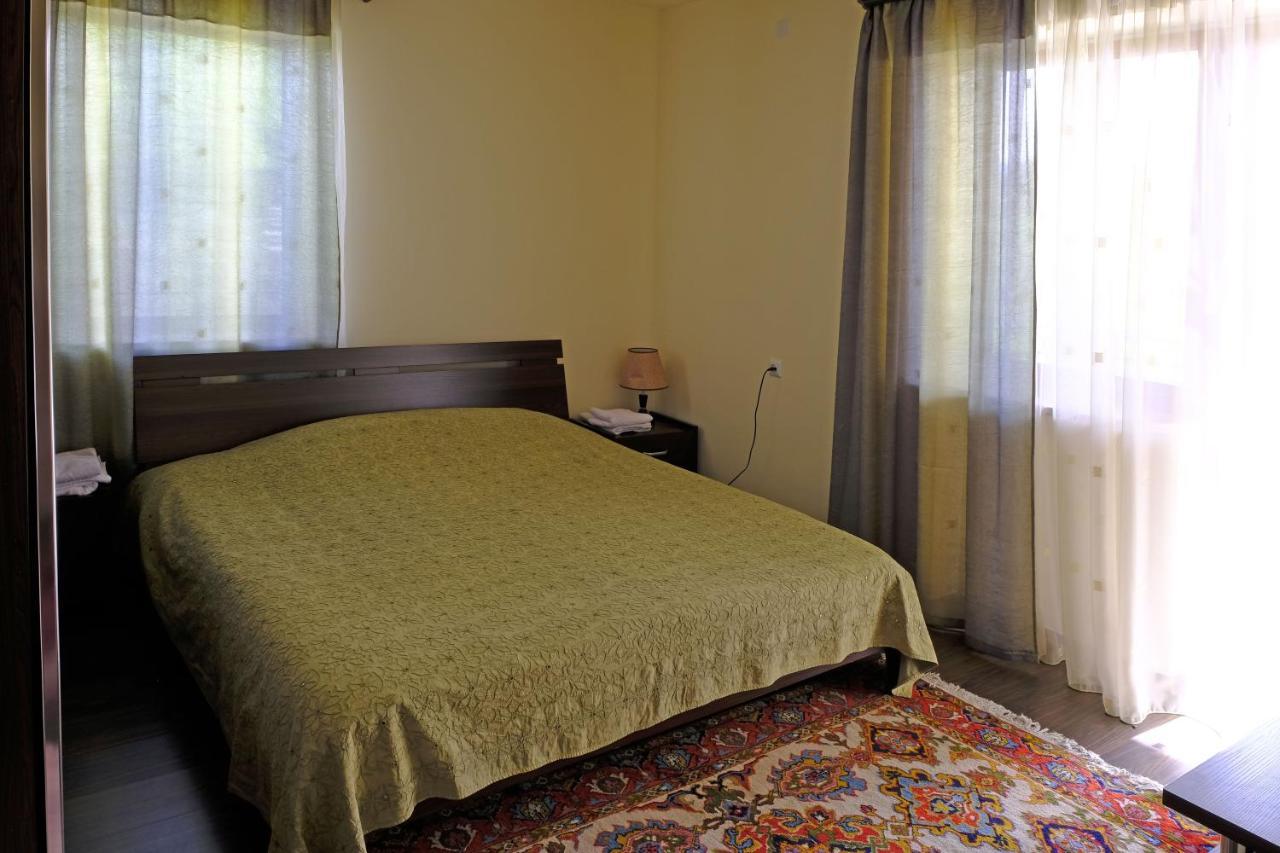 Bed and Breakfast Chez Yvette Garni Exterior foto
